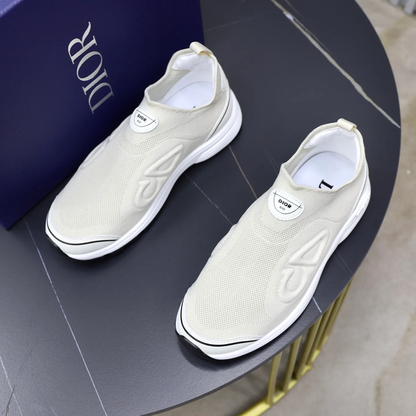Ex-factory price: 520💰Dior B30’s latest hot model is shipped, the original version is manufactured 1:1 ▪️ Fabric: Original customized fly weave ▪️ Lining: Imported breathable mesh ▪️ Sole: Original molded non-slip outsole ▪️ Size: 38-46 (45 and 46 are custom-made and cannot be returned or exchanged)
